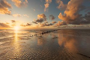 Reflecties, mooie wolkenlucht en zonsondergang tijdens eb op het Uithuizerwad bij de Noordkaap in Groningen