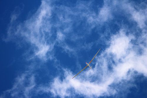 wolken en sportvliegtuig