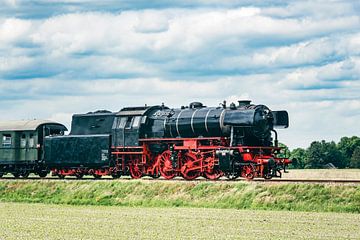 Dampflokomotive fährt durch die Landschaft