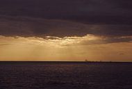 Hemels licht door wolken op zee van MM Imageworks thumbnail