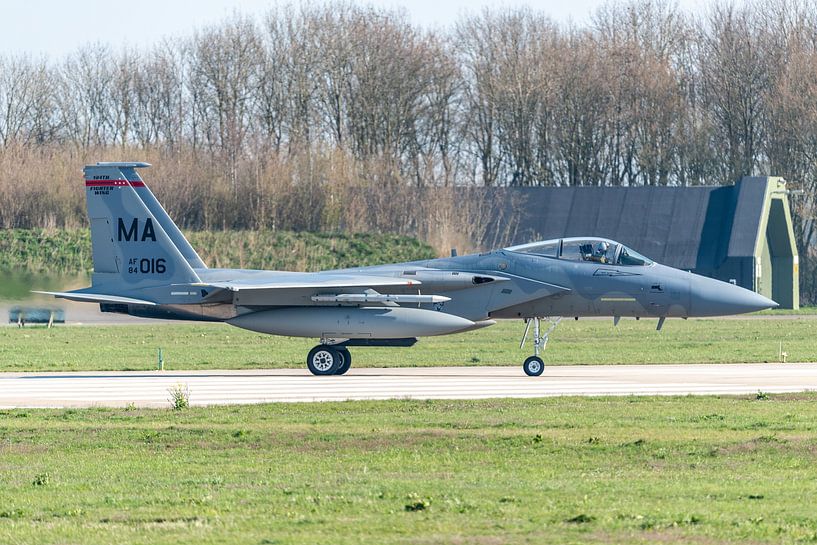 Prêt à décoller ! Un F-15 Eagle roule sur la piste pour partir en mission d&#039;entraînement lors d par Jaap van den Berg