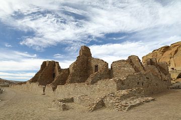 Structure de Pueblo Bonito (culture Pueblo) dans le Chaco Canyon, État américain du Nouveau-Mexique  sur Frank Fichtmüller