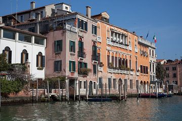 Oude gebouwen en steiger aan kanaal in Venetie, Italie van Joost Adriaanse
