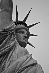Het vrijheidsbeeld - New York, Amerika (zwart wit) van Be More Outdoor