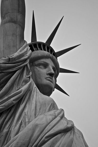 La Statue de la Liberté - New York, Amérique (en noir et blanc) par Be More Outdoor
