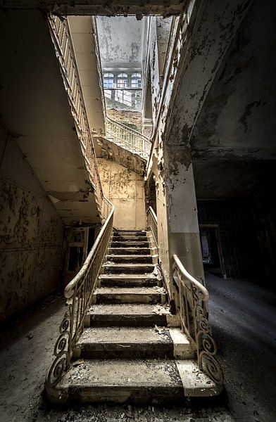 Escalier dans le vieux bâtiment par Inge van den Brande