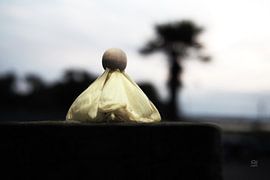 Stolze Holzpuppe auf dem Laufsteg in einem Blumenkleid.