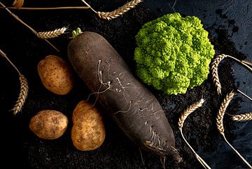 noir rougeâtre, pomme de terre, blé sur Olha Rohulya