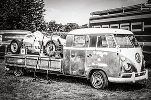 Volkswagen Transporter Pritsche mit einem Porsche Rennwagen
