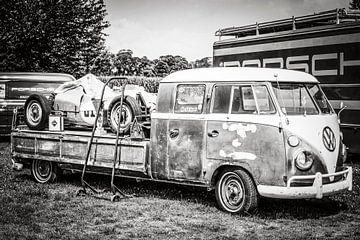 Volkswagen Transporter à plateau avec une voiture de course Porsche sur Sjoerd van der Wal Photographie