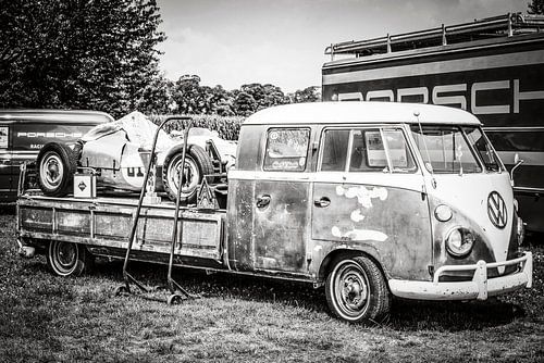 Volkswagen Transporter à plateau avec une voiture de course Porsche sur Sjoerd van der Wal Photographie