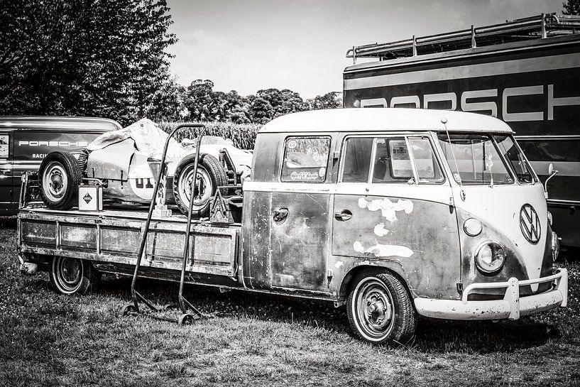 Volkswagen Transporter Pritsche mit einem Porsche Rennwagen von Sjoerd van der Wal Fotografie