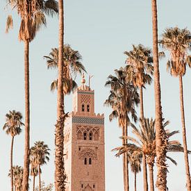 Marrakech - La mosquée de la Koutoubia au milieu des palmiers sur Leonie Zaytoune
