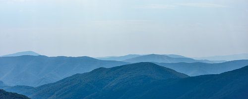 Weite Landschaft der Karpaten vor blauem Himmel