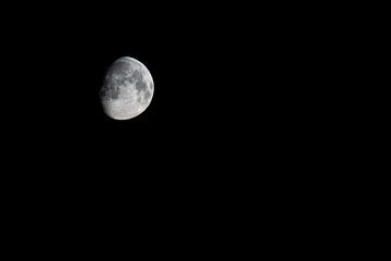 De mooie maan in de donkere nacht. van Marcel Derweduwen