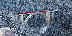 Chemin de fer rhétique sur le viaduc de Langwieser en Suisse sur Werner Dieterich