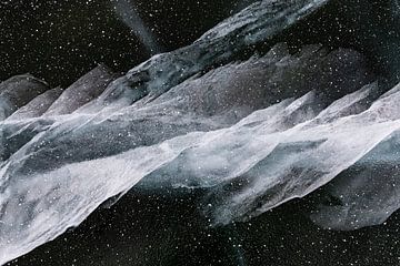 Lignes et formes abstraites dans la glace