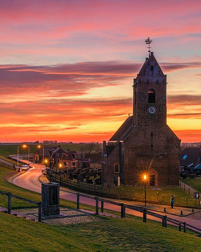 Zonsopkomst bij de Mariakerk in Wierum