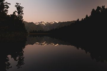 Coucher de soleil au lac Matheson ("Mirror Lake") près du glacier Fox, Nouvelle-Zélande sur Paul van Putten