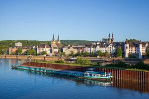 Peter-Altmeier-Ufer an der Mosel mit Altstadt und Binnenschiff im Abendlicht, Koblenz, Rheinland-Pfa