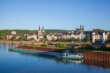 Peter-Altmeier-Bank aan de Moezel met oude binnenstad en aak in het avondlicht, Koblenz, Rijnland-Pa