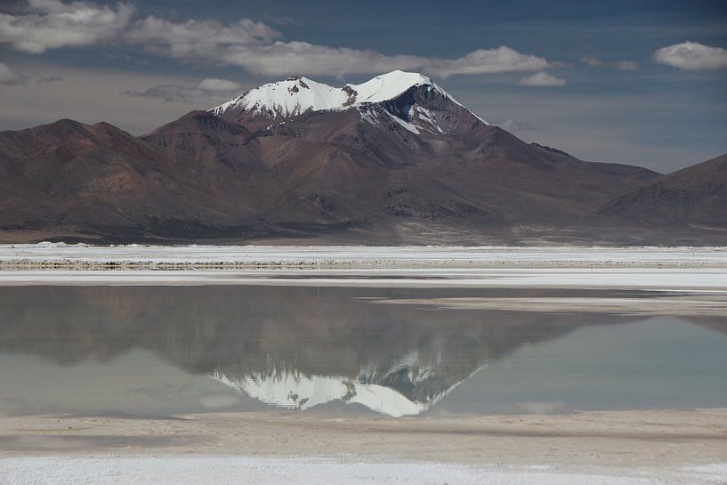 Weerspiegeling van bergtoppen Andes op natte zoutvlakte nabij San Pedro de Atacama van A. Hendriks