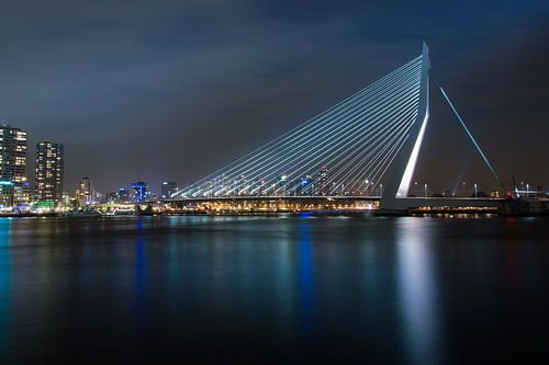 De Zwaan. Erasmusbrug at night