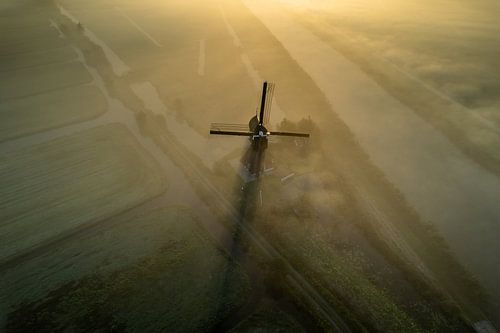 Moulin dans le brouillard et la lumière