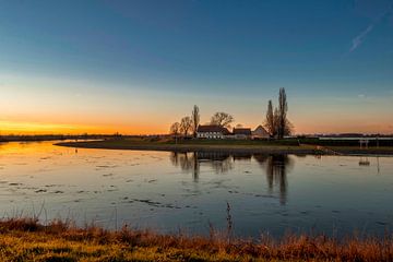 Zonsondergang langs de Maas in Midden-Limburg