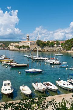 Marina vor der historischen Altstadt von Krk in Kroatien