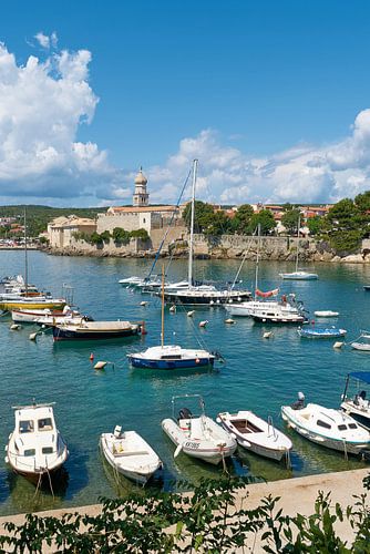 Marina devant la vieille ville historique de Krk en Croatie
