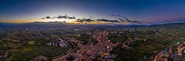 Luchtfoto van San Gimignano bij zonsopgang van Denis Feiner
