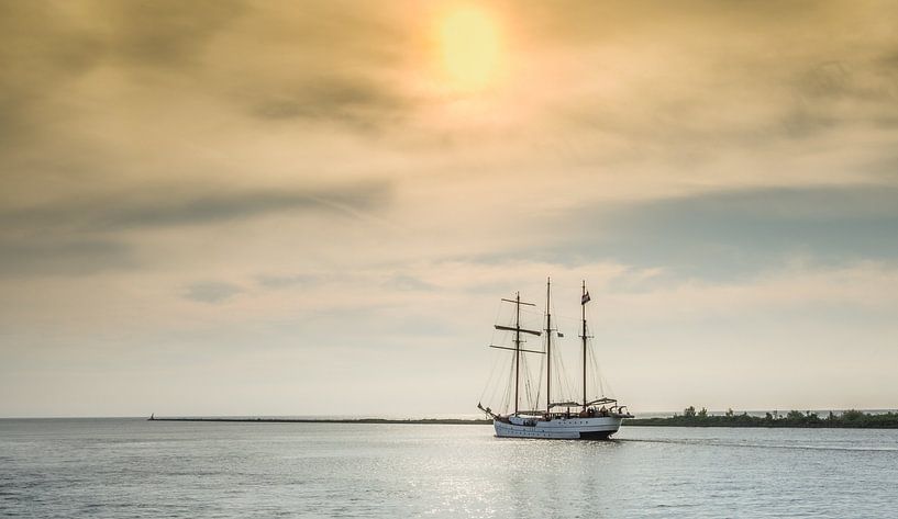 Sailing at sunset von Henk van den Brink