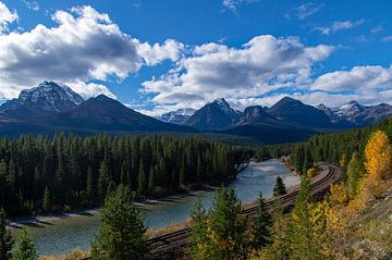 Uitzicht over de Canadese spoorweg in de Rocky Mountains