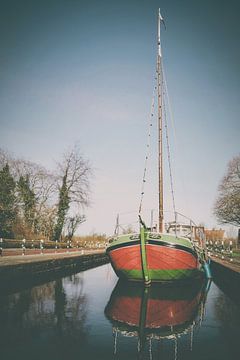 Ein historisches Segelschiff in Westgroßefehn in Ostfriesland