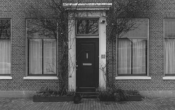 Photo noir et blanc porte d'entrée maison à Haarlem | Tirage photo d'art | Pays-Bas, Europe sur Sanne Dost