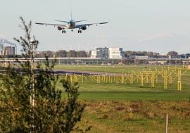 KLM Embraer landing at Schiphol by Robin Smeets