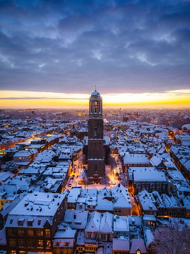 Der Peperbus in Zwolle im Schnee bei Sonnenaufgang