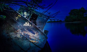 Maanlicht op de oude sleepboot