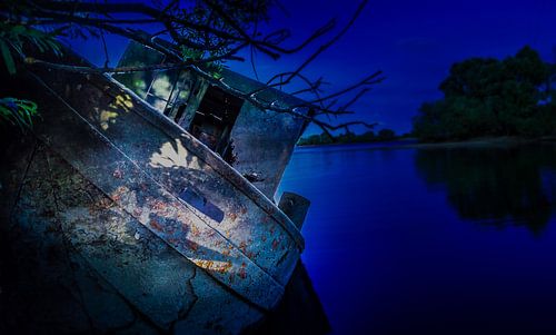 Maanlicht op de oude sleepboot van John Welsing