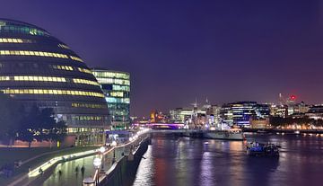 Nachtbeeld van Londense skyline met reflecties op de Theems - zakenwijk met veel kleurrijke lichten van MPfoto71