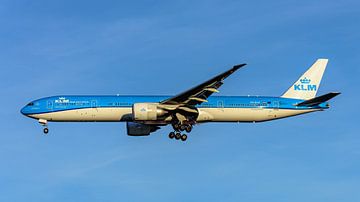 Landende KLM Boeing 777-300. van Jaap van den Berg