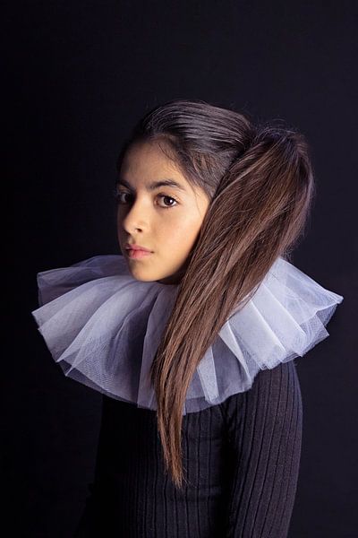 Mädchen mit Kragen – Fine Art Porträtfotografie von Iris Kelly Kuntkes