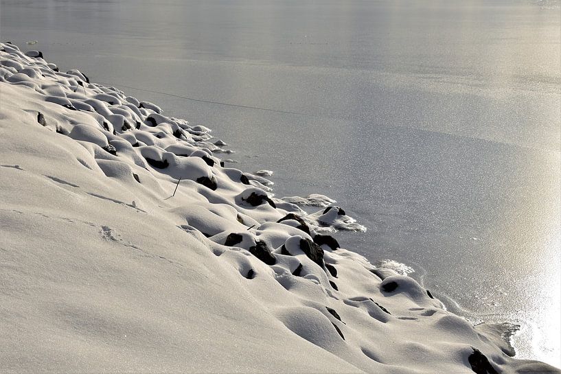 Deich bei Schnee und Eis von On The Road Foto
