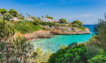 Uitzicht op het strand van de baai van Cala Anguila op Mallorca, Spanje van Alex Winter