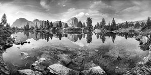 Lac avec beau paysage de montagne dans les Dolomites en noir et blanc sur Manfred Voss, Schwarz-weiss Fotografie
