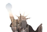 Doppelbelichtung der Skyline von Manhattan in New York City mit der Silhouette der Freiheitsstatue