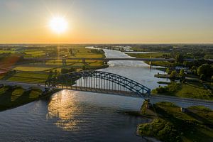 Brücke über den Fluss IJssel bei Sonnenuntergang im Frühling
