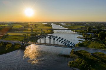 Brücke über den Fluss IJssel bei Sonnenuntergang im Frühling von Sjoerd van der Wal Fotografie
