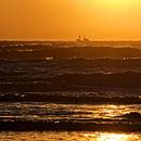 Nederlandse kust, ondergaande zon met vissersboot en woeste zee van Dirk-Jan Steehouwer thumbnail